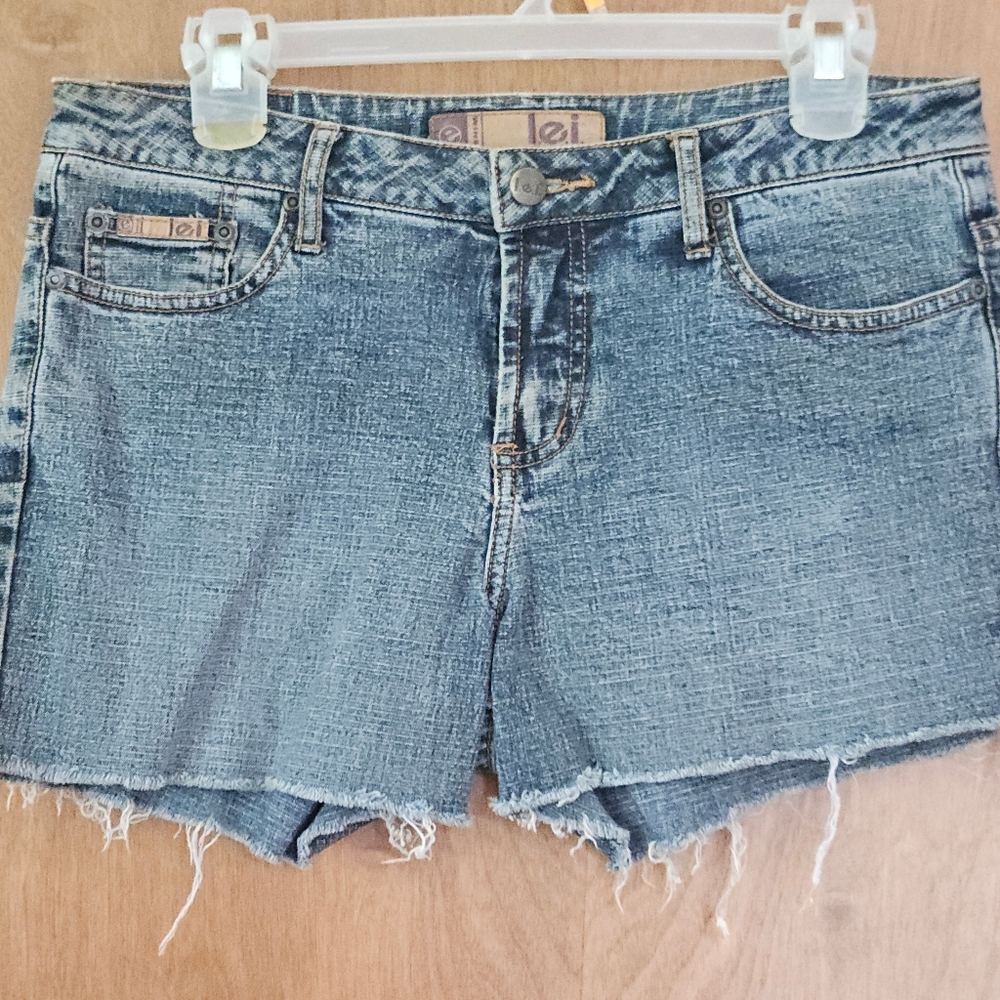 L.E.I. Vintage Y2K Cute Cutoff Denim Blue Jean Shorts Distressed Hem, Women's 9